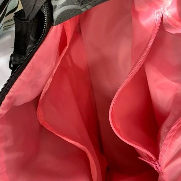 Carter's Diaper Bag Adjustable Shoulder Strap Zip Close Many Compartments - Picture 5 of 10